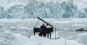 Ο Ludovico Einaudi έπαιξε πιάνο στη μέση του Αρκτικού Ωκεανού